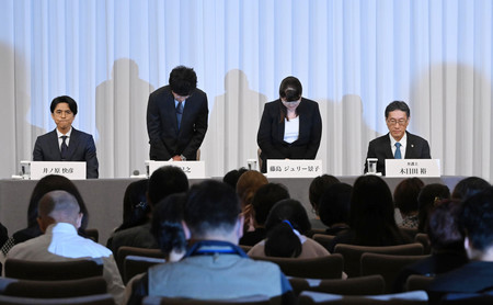 記者会見で謝罪するジャニーズ事務所の(右2人目から左へ)藤島ジュリー景子氏、東山紀之氏、井ノ原快彦氏=7日午後、東京都千代田区