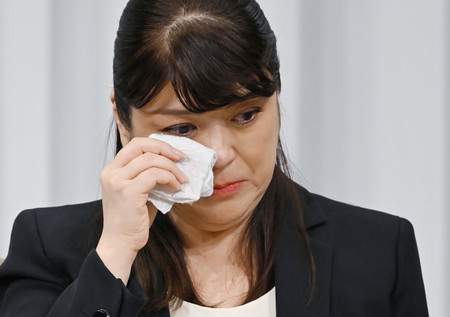 性加害問題についての記者会見で、涙を拭うジャニーズ事務所の藤島ジュリー景子氏=7日午後、東京都千代田区