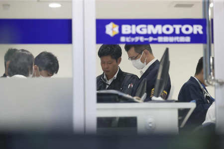 中古車販売大手ビッグモーターの店舗に家宅捜索に入る警視庁の捜査員ら=8日午前、東京都世田谷区
