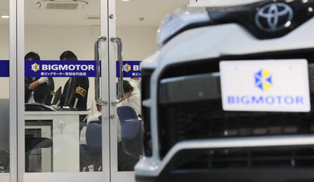 中古車販売大手ビッグモーターの店舗に家宅捜索に入る警視庁の捜査員ら=8日午前、東京都世田谷区