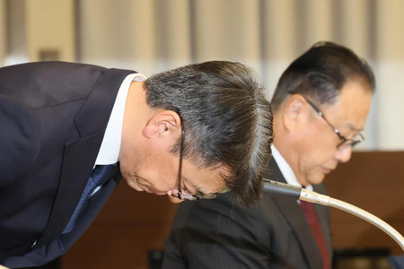 引責辞任を発表し、頭を下げる損害保険ジャパンの白川儀一社長(左)。右は親会社SOMPOホールディングス(HD)の桜田謙悟会長=8日午後、東京都新宿区
