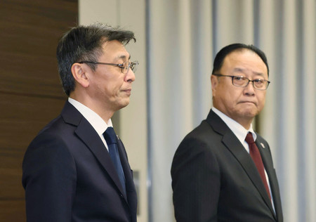 ビッグモーターによる保険金不正請求問題で不適切な対応をしたとして、引責辞任を発表した損害保険ジャパンの白川儀一社長(左)。右は親会社SOMPOホールディングス(HD)の桜田謙悟会長=8日午後、東京都新宿区