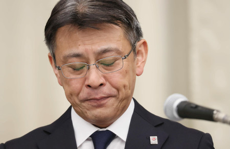 ビッグモーターによる保険金不正請求問題に関する記者会見で、厳しい表情を見せる損害保険ジャパンの白川儀一社長=8日午後、東京都新宿区