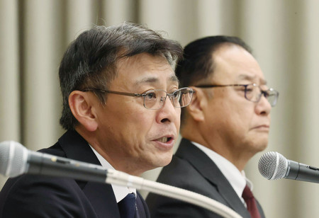 記者会見する損害保険ジャパンの白川儀一社長(手前)。奥は親会社SOMPOホールディングス(HD)の桜田謙悟会長=8日午後、東京都新宿区