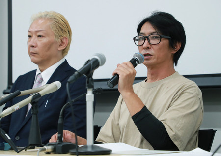 日弁連への人権救済申し立てを行い、記者会見する「ジャニーズ性加害問題当事者の会」の平本淳也代表(右)ら=11日午後、東京都港区