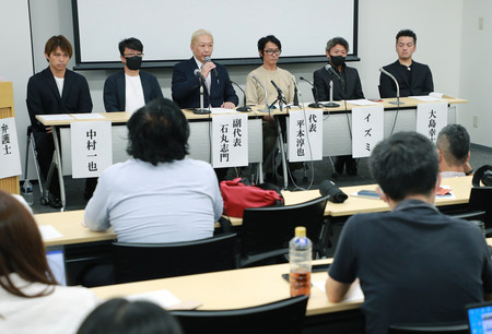 日弁連への人権救済申し立てを行い、記者会見する「ジャニーズ性加害問題当事者の会」=11日午後、東京都港区
