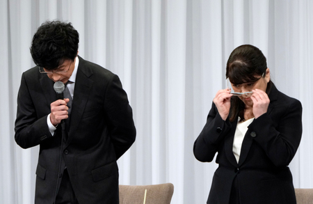 記者会見するジャニーズ事務所の藤島ジュリー景子氏(右)と東山紀之氏=7日、東京都千代田区(EPA時事)