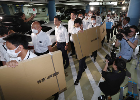 ビッグモーター本社が入居する六本木ヒルズに入る警視庁と神奈川県警の捜査員ら=15日午前、東京都港区
