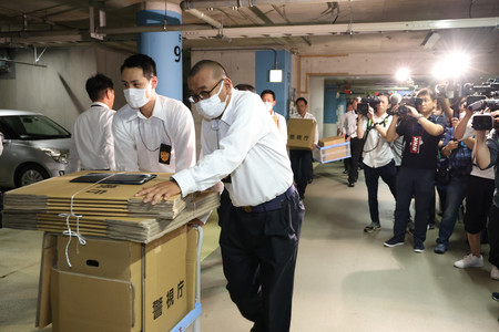 ビッグモーター本社が入居する六本木ヒルズで家宅捜索を終えた警視庁の捜査員ら=15日午後、東京都港区