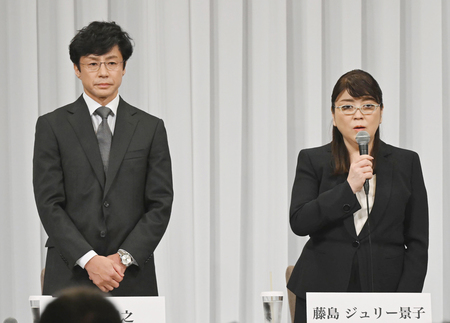 性加害問題で記者会見するジャニーズ事務所の藤島ジュリー景子氏(右)。左は新社長に就任した東山紀之氏=7日、東京都千代田区
