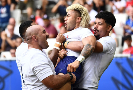 チリ戦でトライを決め、喜ぶサモアの選手=16日、フランス・ボルドー(AFP時事)