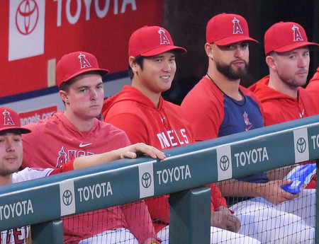 タイガース戦でベンチから試合を見守るエンゼルスの大谷(中央)=16日、アナハイム