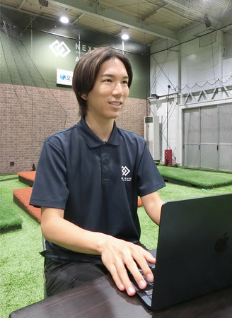 野球のデータや動作を解析するネクストベースの森本崚太アナリスト=6日、千葉県市川市