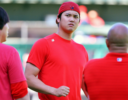 グラウンドで体を動かすエンゼルスの大谷=7日、アナハイム