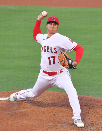 マリナーズ戦で力投するエンゼルスの大谷=8月3日、アナハイム