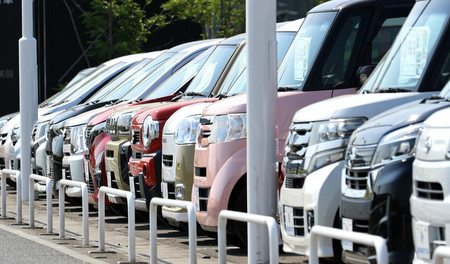 中古車販売店に並ぶ自動車=7月、さいたま市