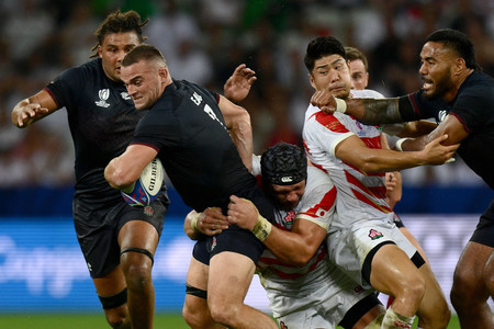 イングランド戦の前半、相手選手にタックルするラブスカフニ(左から3人目)=17日、フランス・ニース(AFP時事)