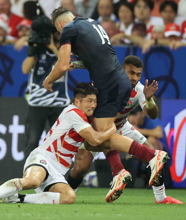 イングランド戦の前半、相手選手にタックルする松田(左)とナイカブラ(右)=17日、フランス・ニース