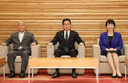 閣議に臨む岸田文雄首相(中央)、鈴木俊一財務相(左)、高市早苗経済安全保障担当相=15日午後、首相官邸