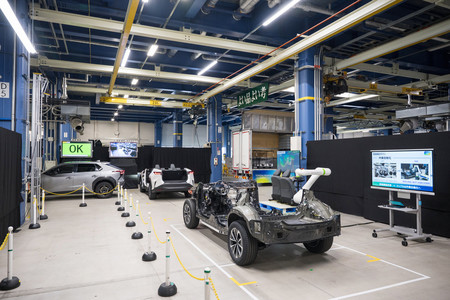 トヨタ自動車が報道陣に公開した次世代電気自動車(EV)の生産実証ライン=9月、愛知県豊田市の元町工場