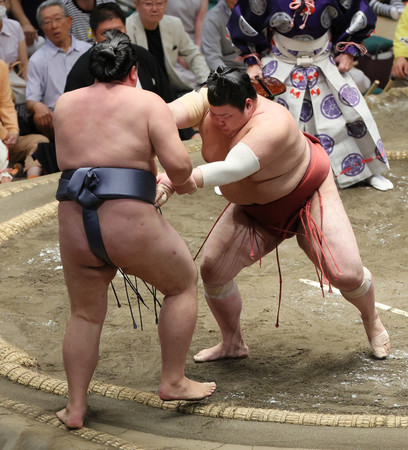 熱海富士(右)は金峰山を寄り切りで破る=18日、東京・両国国技館