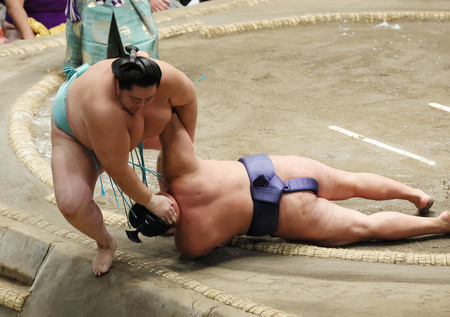 琴ノ若（左）は豊昇龍を小手投げで破る＝１８日、東京・両国国技館