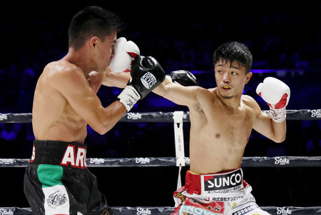 WBOスーパーフライ級タイトル戦の3回、コルテス(左)を攻める中谷潤人=18日、東京・有明アリーナ