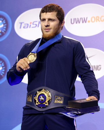 個人資格の中立選手として出場した男子フリースタイル79キロ級で優勝し、金メダルを手にするロシアのウスマノフ=18日、ベオグラード(EPA時事)