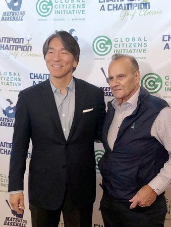 慈善イベントで元ヤンキース監督のジョー・トーリ氏(右)と再会した松井秀喜さん=18日、米コネティカット州