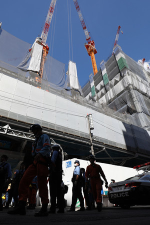 鉄骨が倒れたビル工事現場=19日午前10時30分、東京・八重洲