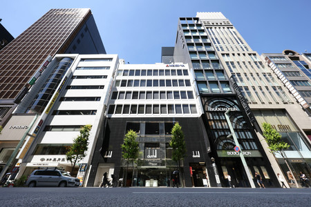 国土交通省が基準地価を公表し、全国の商業地で18年連続最高額となった明治屋銀座ビル(中央)=13日、東京都中央区