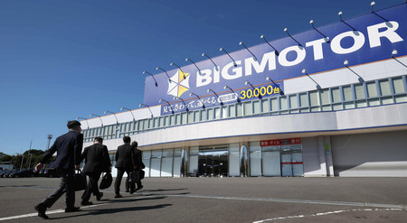ビッグモーター多摩店へ立ち入り検査に入る金融庁の検査官=19日午前、東京都多摩市