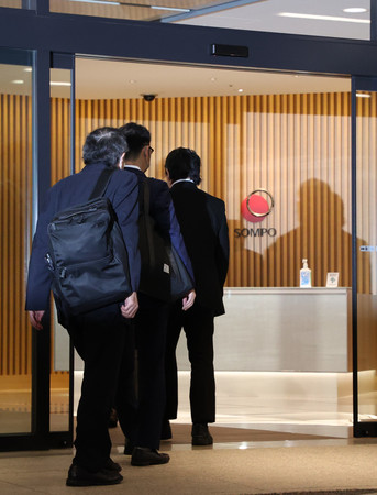 損害保険ジャパン本社へ立ち入り検査に入る金融庁の職員ら=19日午前、東京都新宿区