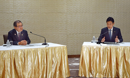 十倉雅和経団連会長(左)と会談する西村康稔経済産業相=19日午前、東京都千代田区の経団連会館