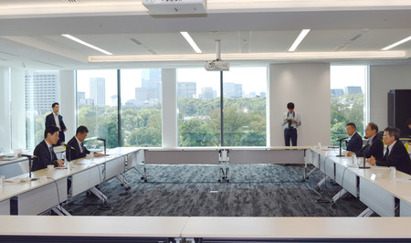 日本商工会議所の小林健会頭(右手前)と会談する西村康稔経済産業相(左手前)19日午後、東京都千代田区