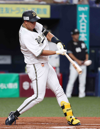 1回、適時二塁打を放つオリックスの杉本=19日、京セラドーム