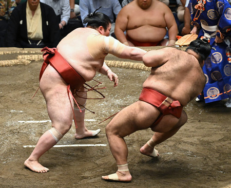 熱海富士（左）は高安を押し倒しで破る＝１９日、東京・両国国技館