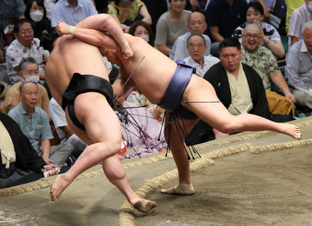 豊昇龍(右)は若元春を寄り倒しで下す=19日、東京・両国国技館
