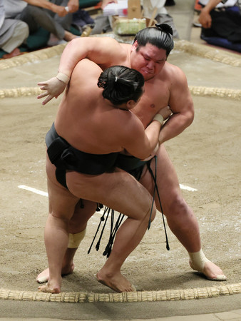 錦木(奥)は霧島を寄り切りで破る=19日、東京・両国国技館