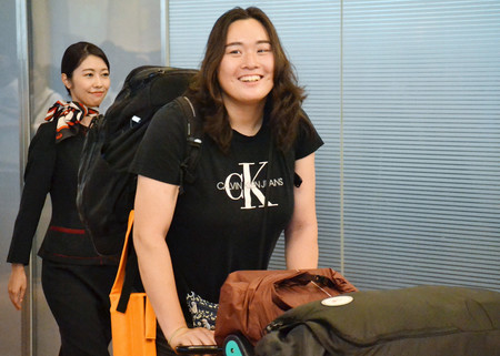 帰国した陸上女子やり投げの北口榛花(右)=19日、東京・羽田空港