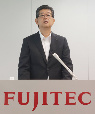 記者会見するフジテックの原田政佳社長=19日、東京都港区