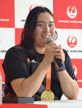 世界選手権の金メダルを胸に記者会見する陸上女子やり投げの北口榛花=19日、東京都大田区