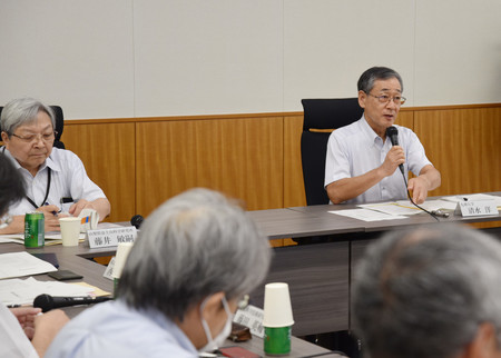 「火山調査研究推進本部」の準備会初会合で話す座長の清水洋九州大名誉教授(右)=19日午後、文部科学省