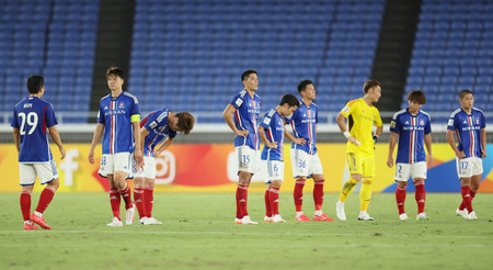 仁川に敗れ、肩を落とす横浜Mイレブン=19日、日産スタジアム