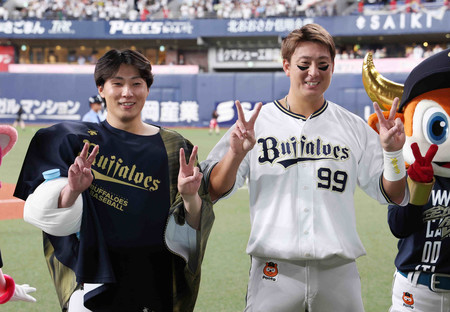 リーグ優勝へのマジックナンバーを2として喜ぶオリックスの東(左)と杉本=19日、京セラドーム