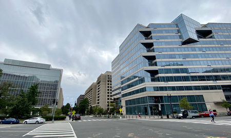 世界銀行（左）と国際通貨基金（ＩＭＦ）の本部ビル＝２０２０年９月、米ワシントン（ＡＦＰ時事）