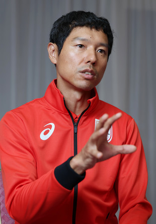 インタビューに応じる杭州アジア大会日本選手団の水鳥寿思副団長=15日、東京都港区