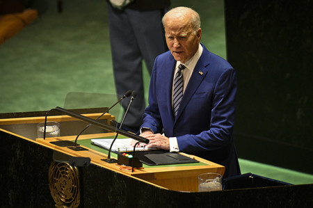 １９日、ニューヨークで国連総会一般討論演説に臨むバイデン米大統領（ＥＰＡ時事）