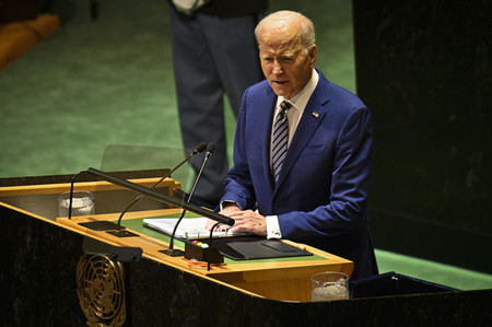 19日、ニューヨークで国連総会一般討論演説に臨むバイデン米大統領(EPA時事)