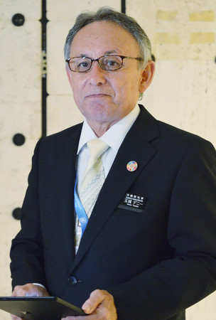 １９日、スイス・ジュネーブの国連欧州本部で取材に応じる沖縄県の玉城デニー知事